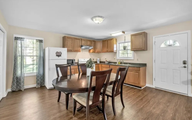 Have The Best Stay At Our Modern Art Gallery Home 3 Bedroom Home by Redawning