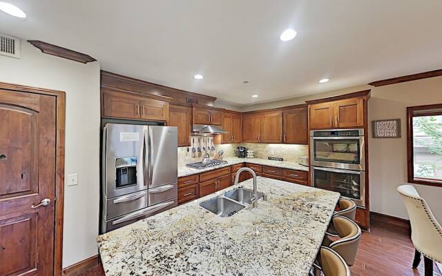 3987mant 3 Bedroom Condo