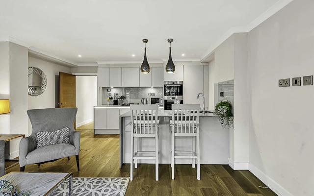 Chic and Contemporary Retreat in Brentford