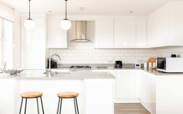 Bright London Bridge Apartment