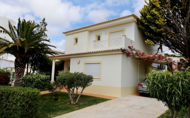 Rent Villa and Apartment in Oasis Parque Country Club, Nr. Portimao, Algarve