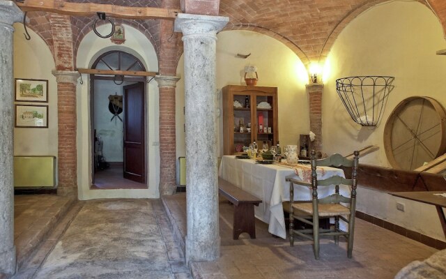 Farmhouse in Rapolano-terme With Swimming Pool, Garden, BBQ
