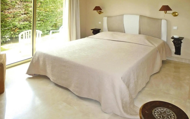 Vacation apartment with large private terrace and community pool, Cannes