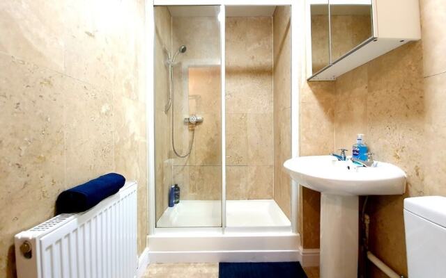 Bright Cosy Flat Close by Tourist Spots