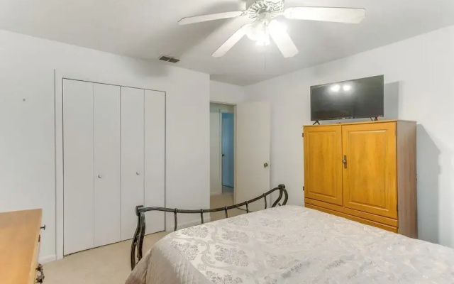 Cozy Waycross House w/ Yard & Screened Patio!