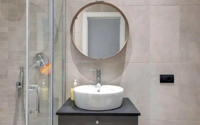 Easylife - L abbraccio dell affascinante P Romana