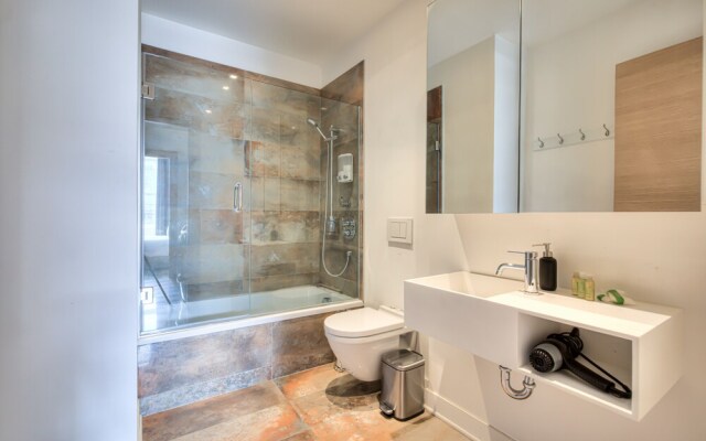 The taliane Superbe Condo 2BDR Montreal