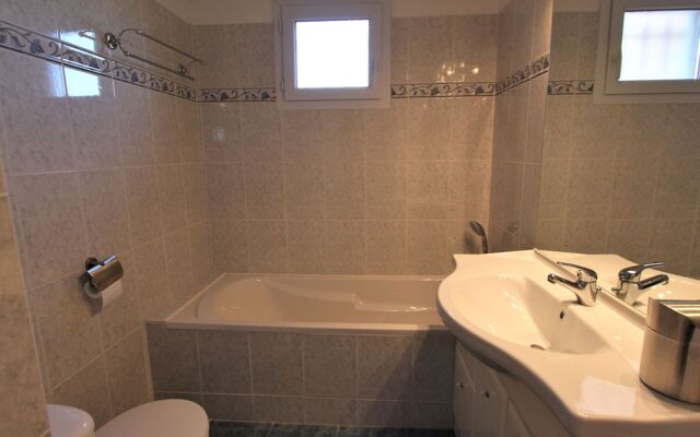 Cosy Holiday Home in Arles with Pool