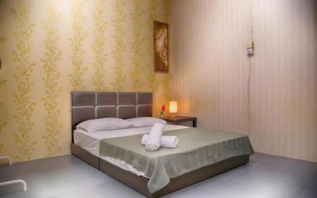 19, Maxi GuestHouse ||2 Mins Walk to Taman Bahagia LRT