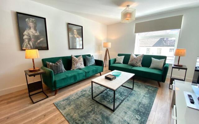 High Street, Stylish City Centre Apartment, 3 Bed