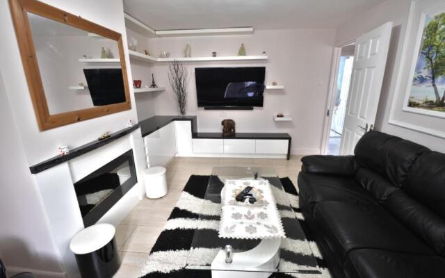 Immaculate 2-bed Apartment in Isleworth by River