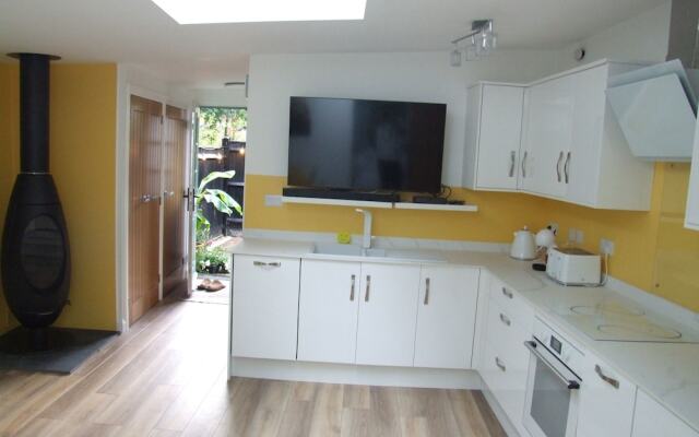 Charming Woodland Lodge 2 Person 1 Bedroom