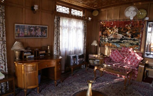 Shabrose Heritage Houseboats