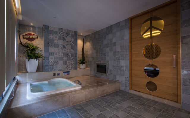 Uher Luxury Resort & Hotel