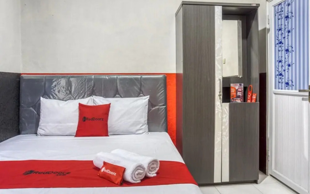RedDoorz Syariah Near Tugu Gentan Jakal