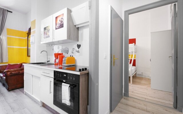 Sweet Central Tiny Apartment for 4 People