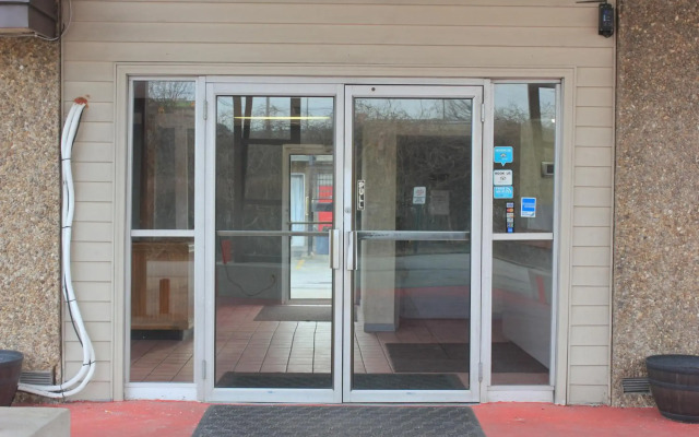 Red Carpet Inn - Louisville