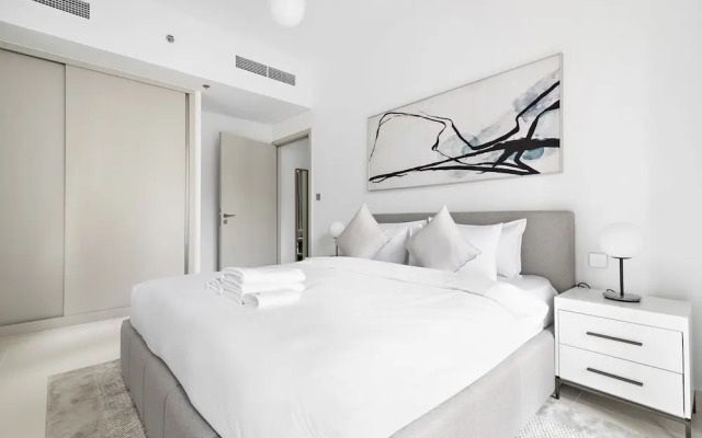 StoneTree - Luxurious 1 BR with Private Beach Access