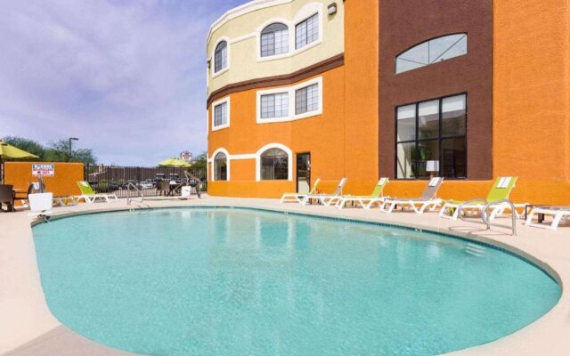 Days Inn & Suites By Wyndham Tucson/Marana