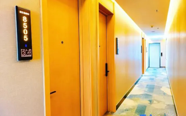 Longjiang Yishe Hotel (Baima Pedestrian Street)