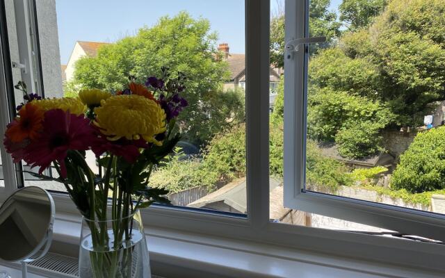 Worthing Beach 180 - 2 bed Seafront With Parking