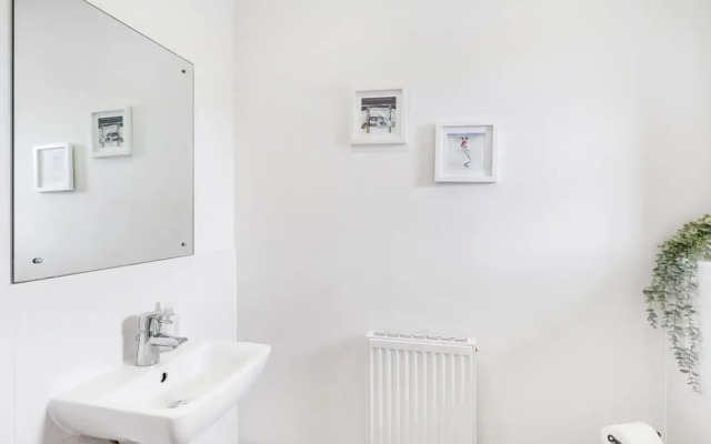 Foxherne 6 Bed & 3 Bath Serviced Hse -20