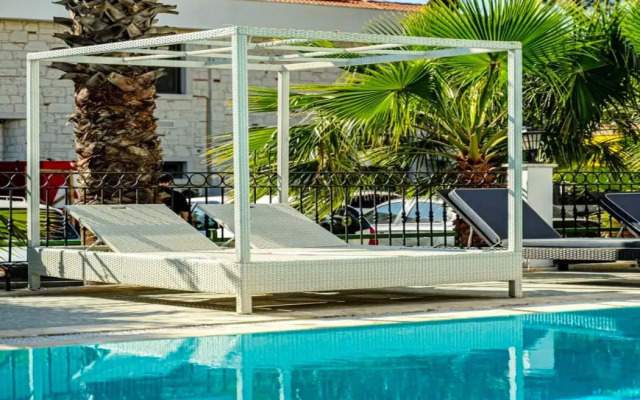 Aurasia SeaSide Hotel