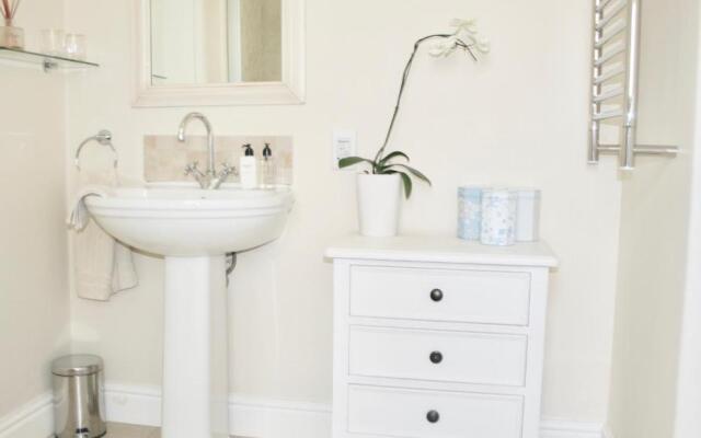 Guest suite in leafy Constantia