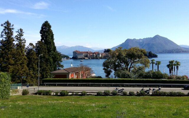 Elegant Apartment With a Private Terrace and a Unique View of the Lake