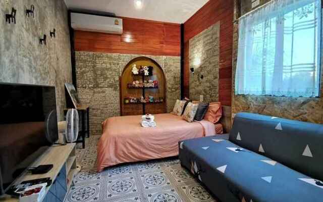 Gardenroom Home Stay And Cafe Suvarnabhumi