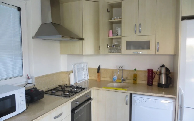 Villasevval-sleeps8-pool-bbq-ac-neartown