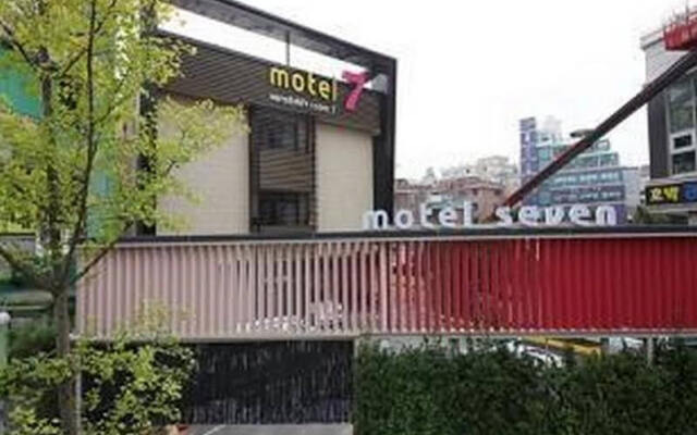 Seven Motel