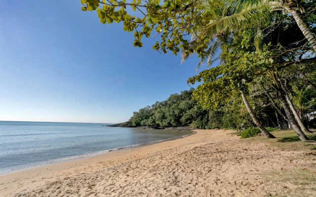 Beachfront Bliss 3-bedroom Apartment with Sea View 4