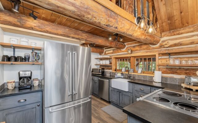 Guten Cabin 3 Bedroom Home by NW Comfy Cabins by RedAwning