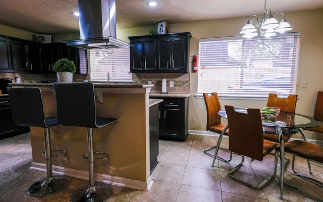 3Bdrm 2.5Bath 6Beds - Pool House
