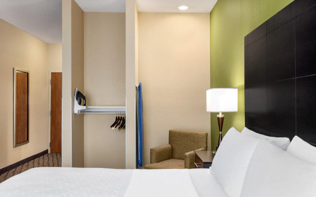 Holiday Inn Express Hotel & Suites Edmond by IHG