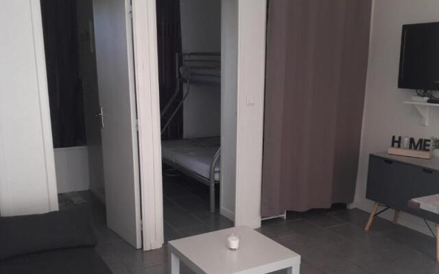 F2 50m de la mer avec parking privé