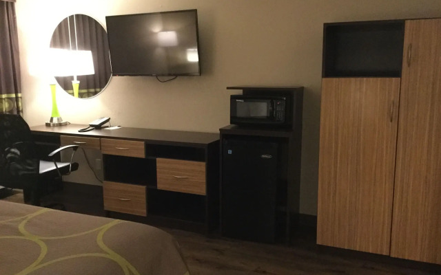 Super 8 by Wyndham South Holland