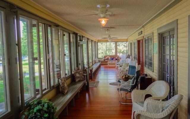 Lake Ripley Lodge w Lake Front Rooms, Grand Porch, Kayaks & Paddleboard