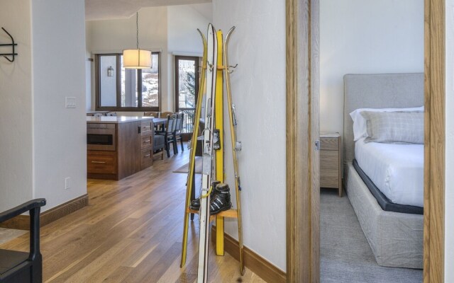 Highlands Westview 300 3 Bedroom Condo by RedAwning