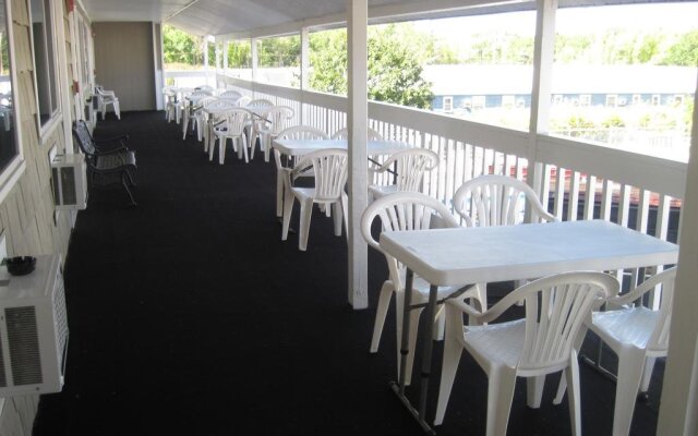 Green Dolphin Motel