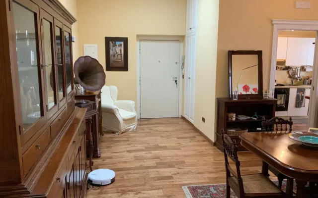 Camere con bagno privato in appartamento condiviso con host