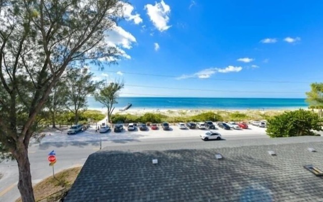 Sans Souci 6 Bedroom Home by RedAwning