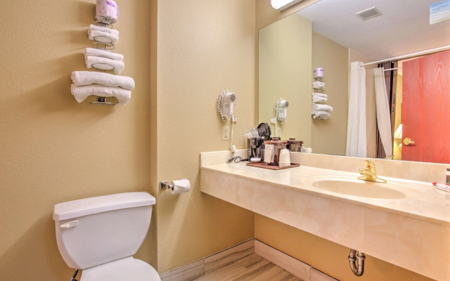 Super 8 by Wyndham Waterloo