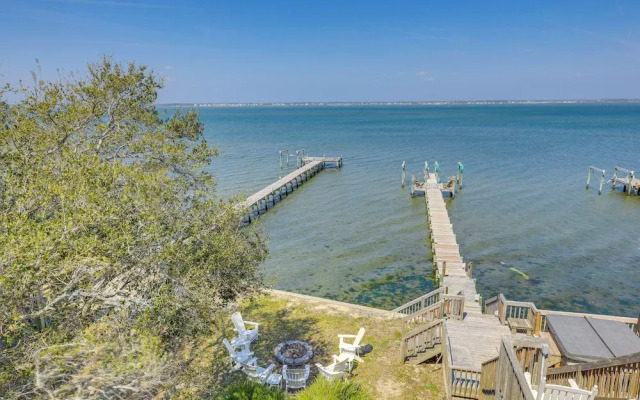 Waterfront Emerald Isle Home w/ Dock Access!