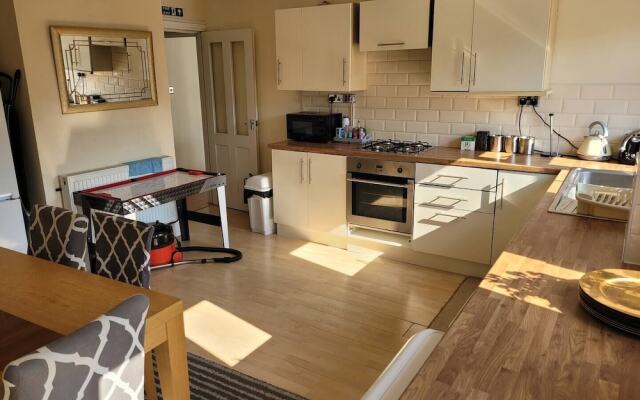 5-bed House With Separate Living Room