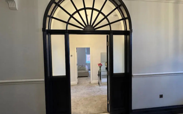 Luxury Full Apartment Free Secure Parking King bed