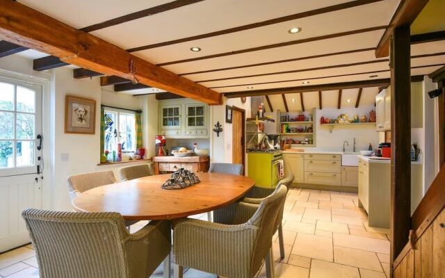 Lovely 4-bed House in Village of Sandhurst