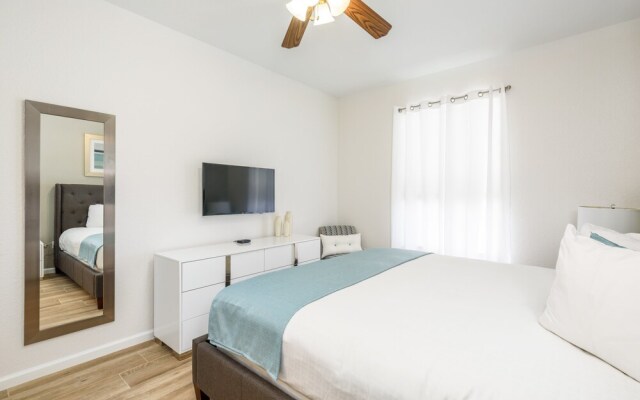 New Vista Cay Lyrica Near Pool Minutes to All Parks and Convention Center