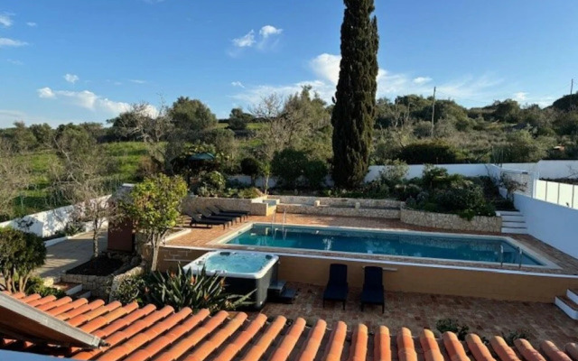 Inviting 4-bed Villa in Guia